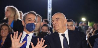 Θα μοιραστούν μέχρι και τον κορονοϊό Μητσοτάκης-Δένδιας! Σόου εντός ΥΠΕΘΑ, διαδήλωση στρατιωτικών εκτός