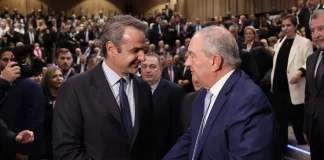 Θερμή χειραψία Μητσοτάκη – Καραμανλή στην παρουσίαση του βιβλίου του Ευρυπίδη Στυλιανίδη