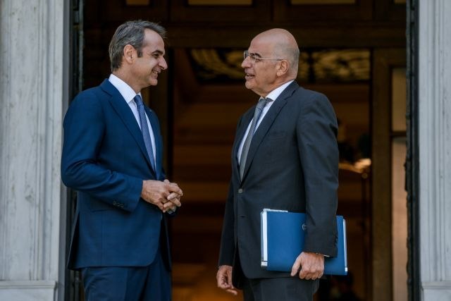 Το αυτογκόλ του Κυριάκου Μητσοτάκη απέναντι στον Νίκο Δένδια και το αγεφύρωτο ρήγμα μεταξύ τους