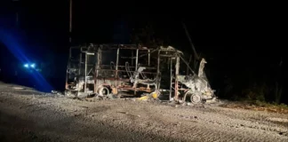 Ρωσικό drone έπληξε λεωφορείο στην Ουκρανία – Ένας νεκρός και 13 τραυματίες (VIDEO)