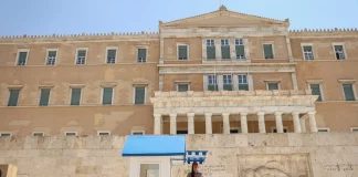 Κυβερνητικές πηγές: Με την τροπολογία για τον Άγνωστο Στρατιώτη αντιμετωπίσθηκαν περισσότερα από ζητήματα φθορών