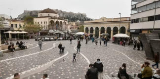 Συνελήφθησαν ένας 17χρονος κι ένας 19χρονος – Χτύπησαν 18χρονο και του άρπαξαν αλυσίδα λαιμού στο Μοναστηράκι