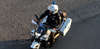 Αστυνομικός της ΖΗΤΑ δέχθηκε επίθεση με φωτοβολίδα και πέτρες