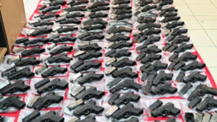 Ελεύθερη με περιοριστικούς όρους 14χρονη που συνελήφθη με τους 13 Τούρκους διακινητές όπλων στον Έβρο