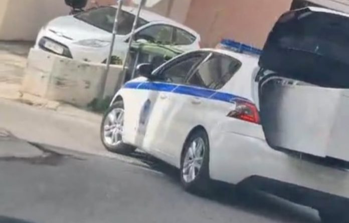 Βίντεο με περιπολικό να μεταφέρει… ψυγείο στο πορτ μπαγκάζ: «Το περιπολικό δεν είναι ταξί»