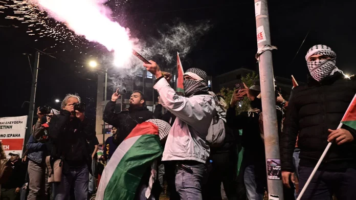 Επεισόδια έξω από την ισραηλινή πρεσβεία στη λήξη της πορείας για τη Γάζα – 19 προσαγωγές