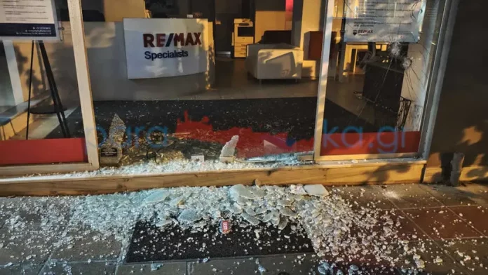 Πανικός στα Χανιά: Επιδρομή 50 κουκουλοφόρων τα μεσάνυχτα – Έσπασαν με πέτρες γραφεία, τράπεζες και ΑΤΜ