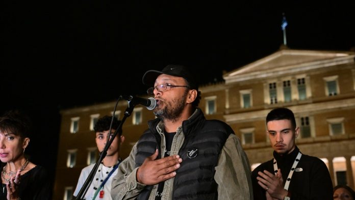 Επέστρεψε στο Σύνταγμα ο Πάνος Ρούτσι, συνεχίζει τον αγώνα του – Αναβάλλεται η εκταφή του γιου του