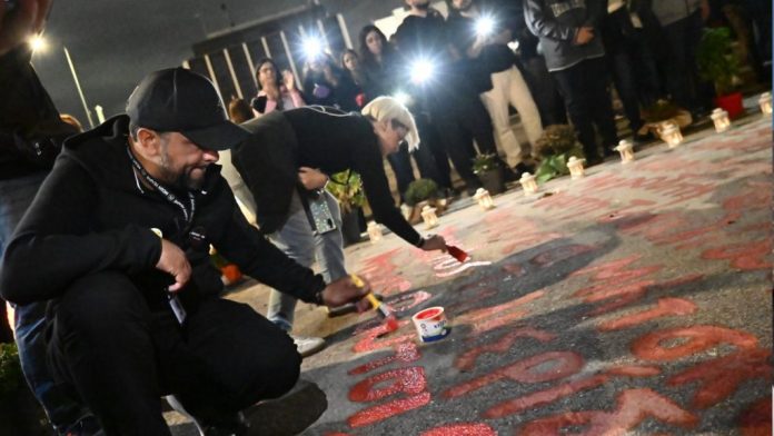 Έγραψαν ξανά τα ονόματα των θυμάτων των Τεμπών στο Σύνταγμα – «Μέχρι Τέλους»