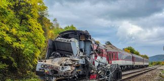 Σλοβακία: Πώς συγκρούστηκαν τα δύο τρένα express κοντά στη Ροζνάβα – Το βαγόνι εκτινάχθηκε στον αέρα