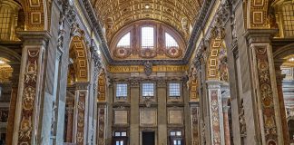 Βίντεο: Άνδρας κατέβασε το παντελόνι του και ούρησε μέσα στη Βασιλική του Αγίου Πέτρου!