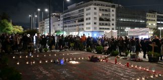 Άρχισαν τα όργανα στον Άγνωστο Στρατιώτη: Αστυνομικοί κατά συγκεντρωμένων γύρω από τα 57 ονόματα των Τεμπών