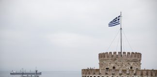 Θεσσαλονίκη: Απίστευτο σκηνικό στον Λευκό Πύργο – Νεαροί κρεμάστηκαν κάτω από την Ελληνική σημαία – (VIDEO)