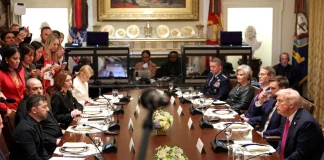 Στον «πάγο» οι Tomahawk μετά τη συνάντηση του Τραμπ με τον Ζελένσκι – Διαφώνησαν δημόσια για το αν ο Πούτιν θέλει να τελειώσει τον πόλεμο ή όχι