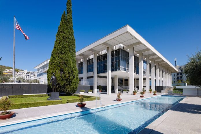 Πρεσβεία ΗΠΑ στην Ελλάδα: Διαβατήρια και βίζες εφόσον το επιτρέπουν οι συνθήκες – Η ανάρτηση μετά το shutdown