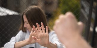 Αιγάλεω: 16χρονες μαθήτριες πιάστηκαν στα χέρια στην αυλή του σχολείου – Η μία κατέληξε στο νοσοκομείο με κολάρο στον αυχένα