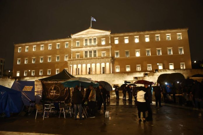 Διεφθαρμένη χώρα, σάπια ζωή