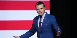 Θρίλερ με την πτήση του Πιτ Χέγκσεθ – Προσγειώθηκε εκτάκτως στη Βρετανία