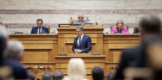 Μητσοτάκης: Μιλούσε στη Βουλή αλλά κοιτούσε τη δυσαρέσκεια στη «γαλάζια» βάση και την κριτική Καραμανλή-Σαμαρά