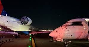 Συγκρούστηκαν αεροπλάνα με 93 επιβαίνοντες σε αεροδρόμιο της Νέας Υόρκης, δείτε βίντεο