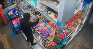 Βίντεο από τη δράση 16χρονων που λήστευαν περίπτερα στα νότια προάστια – Συνελήφθησαν και οι γονείς τους