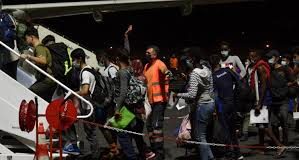 Πρώτη πτήση επιστροφής Σύρων αιτούντων άσυλο από την Αθήνα στη Δαμασκό μετά από 14 χρόνια