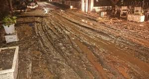 Άνδρος: Υπερχείλισε ποτάμι λόγω καταιγίδας – Πλημμύρισαν με λάσπη οι δρόμοι, δείτε φωτογραφίες