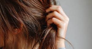 Όλα όσα πρέπει να ξέρουμε για τη φθινοπωρινή τριχόπτωση και πώς να την αντιμετωπίσουμε