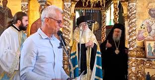 Ο Μητροπολίτης Δωδώνης μάλωσε διευθυντή σχολείου για την αμφίεσή του στην εκκλησία: «Με τα πουκάμισα έξω ήρθες, απαράδεκτος»