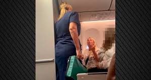 Η στιγμή που μεθυσμένη Βρετανίδα επιβάτις ουρλιάζει σε πτήση προς την Αίγυπτο – Ο πιλότος εξαναγκάστηκε σε προσγείωση στην Κρήτη