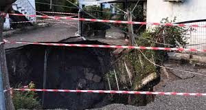 Άνοιξε κρατήρας δίπλα σε σπίτια στις Φυτείες Αιτωλοακαρνανίας – Δείτε φωτογραφίες