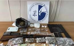 Εξαρθρώθηκε κύκλωμα διακίνησης ναρκωτικών: Συλλήψεις και κατασχέσεις κοκαΐνης, όπλων και μετρητών!