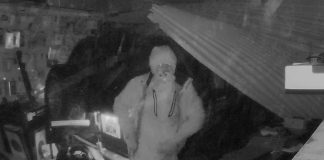 Βίντεο από διάρρηξη με όχημα – πολιορκητικό κριό: Ληστής εισέβαλε με SUV σε κατάστημα και άρπαξε προϊόντα