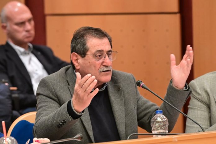 Βουλιάζουν τα σχολεία στην Καλλονή, πέφτουν σοβάδες, αλλά φταίει ο …Πελετίδης!