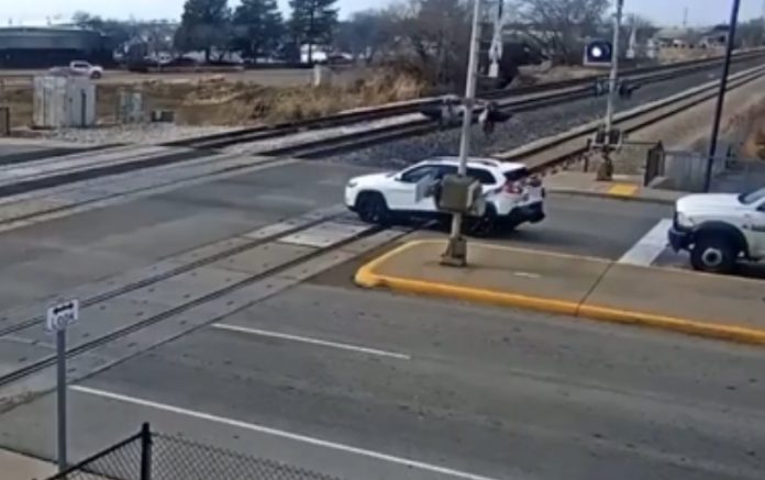 Περίεργο συμβάν σε σιδηροδρομική διάβαση – Τραίνο παρασύρει αυτοκίνητο που είχε σταματήσει επάνω στις γραμμές
