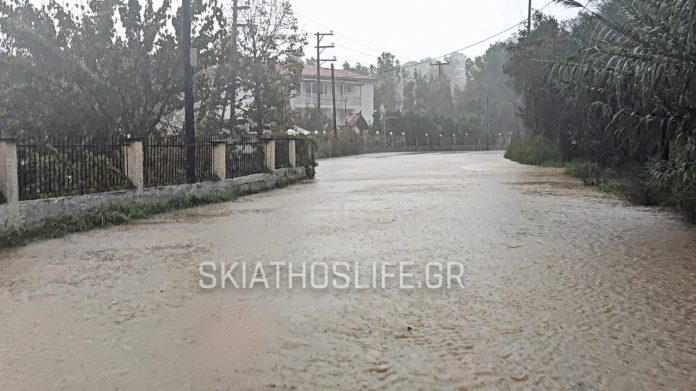 «Βούλιαξε» η Σκιάθος: Ρέματα «καταπίνουν» δρόμους και μπλοκάρουν τα οχήματα – (VIDEO-ΦΩΤΟ)