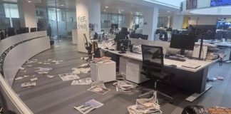 Ιταλία: Διαδηλωτές εισέβαλαν στα γραφεία της εφημερίδας La Stampa – Άφησαν κοπριά και πέταξαν βιβλία