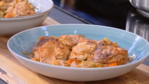 Συνταγή: Κοτόπουλο με λάχανο, πράσο και ντομάτα