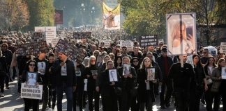 Σκόπια: Μεγάλη διαδήλωση εν όψει της δίκης για τη θανατηφόρα πυρκαγιά σε νυχτερινό κέντρο στην Κότσανη