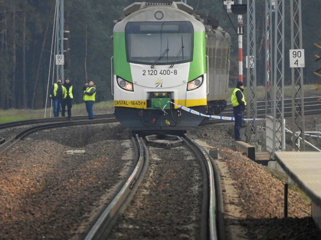 2025-11-17T154406Z_803313042_RC2PXHA2NMIR_RTRMADP_5_POLAND-SECURITY-RAILWAYS-1200x900