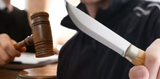 Μαχαίρωσε τον πατέρα του 50 φορές – Το δικαστήριο απεφάνθη ότι δεν ήθελε να τον σκοτώσει!