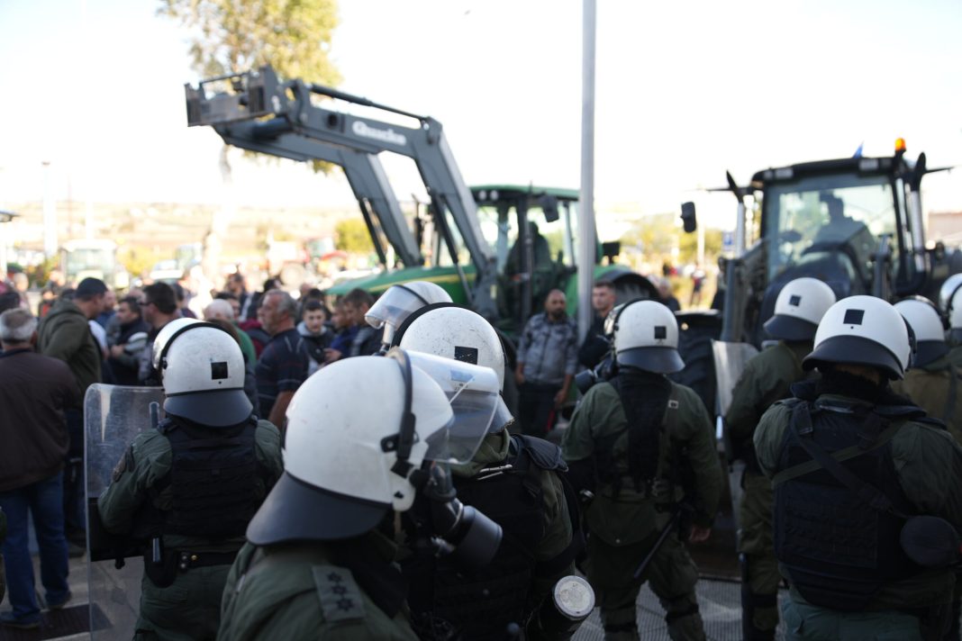 ΑΓΡΟΤΕΣ ΜΕ ΤΑ ΤΡΑΚΤΕΡ ΤΟΥΣ - ΔΙΑΜΑΡΤΥΡΙΑ ΕΞΩ ΑΠΟ ΤΟ ΑΕΡΟΔΡΟΜΙΟ ΑΛΕΞΑΝΔΡΟΥΠΟΛΗΣ