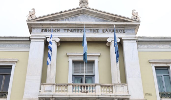 Οι τράπεζες συνεχίζουν τις μονομερείς χρεώσεις στους καταναλωτές χωρίς τη συγκατάθεσή τους