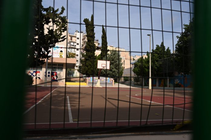 Τραγωδία στον Πειραιά: 30 λεπτά πάλευαν στο νοσοκομείο για να σώσουν την 13χρονη που πνίγηκε με τοστ – «Μου ‘φαγαν το παιδί» ούρλιαζε ο πατέρας της