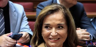 Η Ντόρα ανησυχεί για «υβριδική επίθεση» στις εκλογές