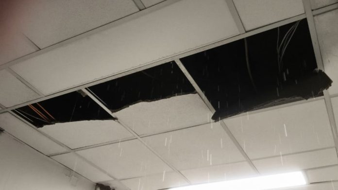 Eικόνες ντροπής στο Νοσοκομείο Νίκαιας: Πλημμύρισε η ανακαινισμένη πτέρυγα ΤΕΠ (VIDEO-ΦΩΤΟ)