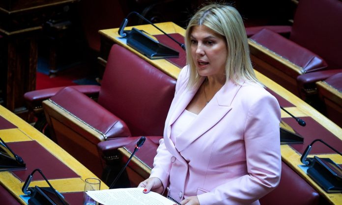 Η Θρασκιά βάζει φωτιές στο ΠΑΣΟΚ και δίνει «πάσες» στην κυβέρνηση