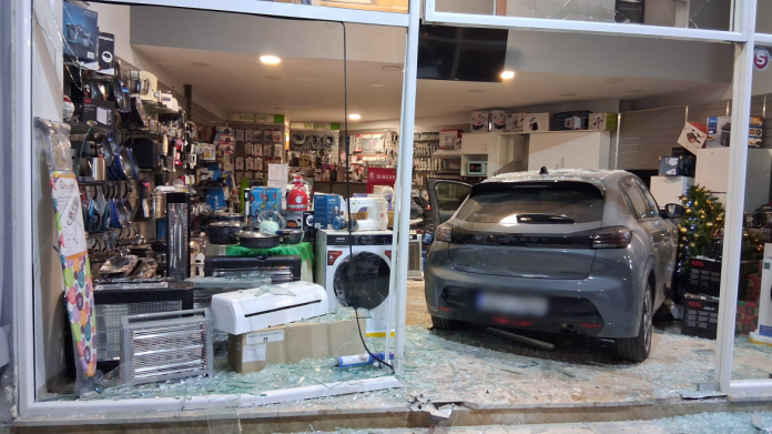 Ξέφρενη πορεία αυτοκινήτου στο Ναύπλιο: Μπήκε σε κατάστημα ηλεκτρικών ειδών – (VIDEO)