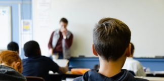 ΔΟΕ: Εικόνες ντροπής με εκπαιδευτικούς να κοιμούνται σε αυτοκίνητα και σκηνές