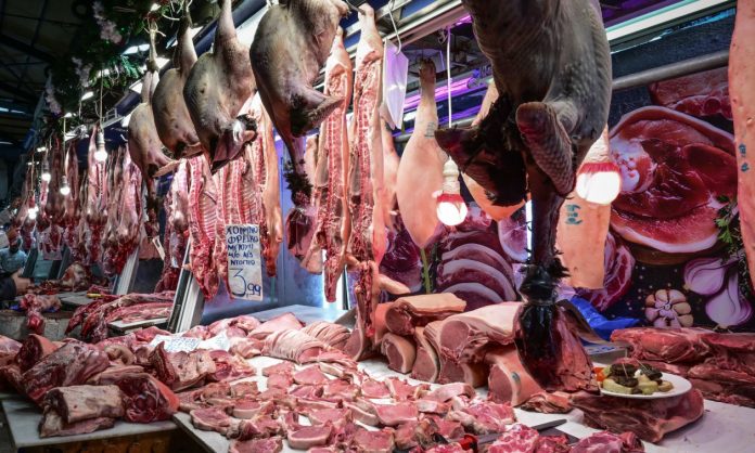 Είδος πολυτελείας το κρέας: Στα 20 ευρώ το μοσχάρι – «Τσουχτερές» τιμές ενόψει Χριστουγέννων